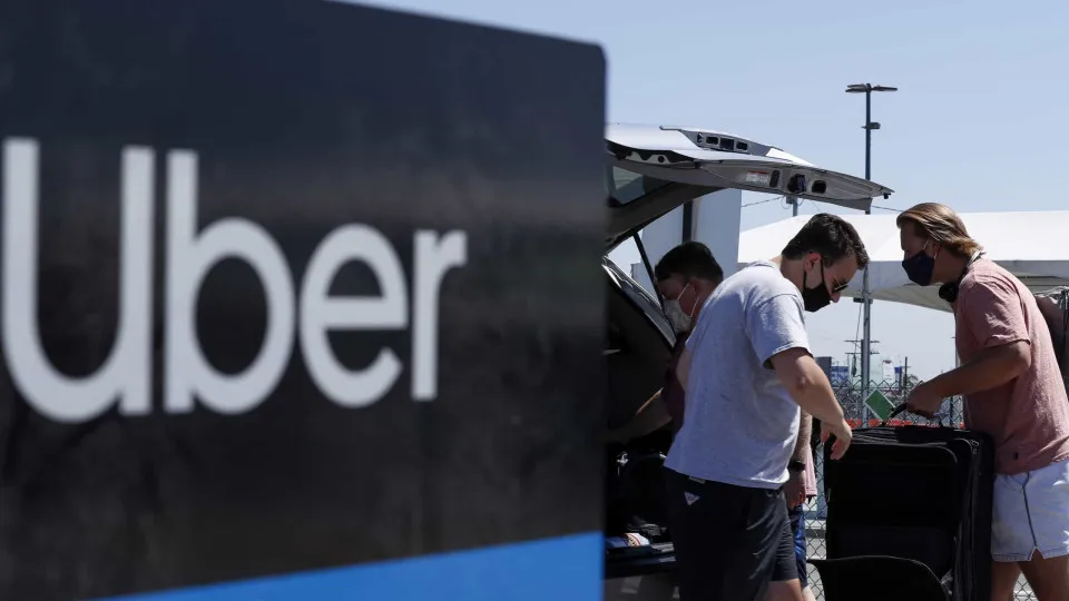 Uber investigada em França por suspeitas de trabalho ilegal