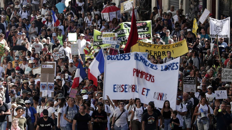 Dezenas de milhares protestam em França contra certificado e vacinas