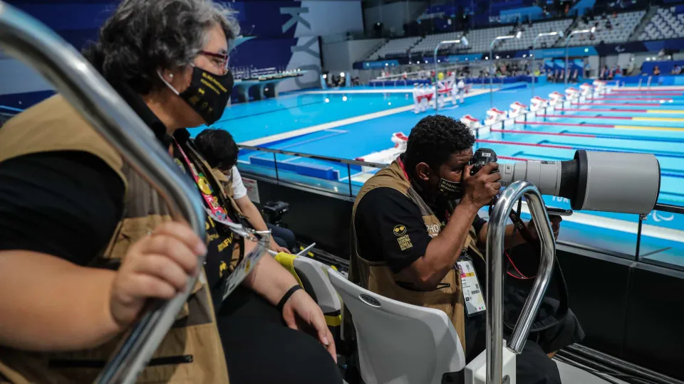 Brasileiro que "enxerga muito pouco" fotografa Paralímpicos 'PraCegoVer'