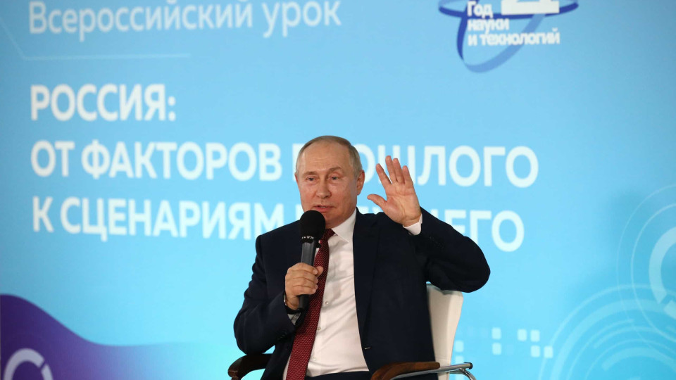 Afeganistão: Putin espera que talibãs se portem de forma "civilizada"