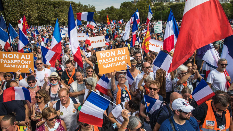 Franceses voltam à rua em protesto contra passe sanitário