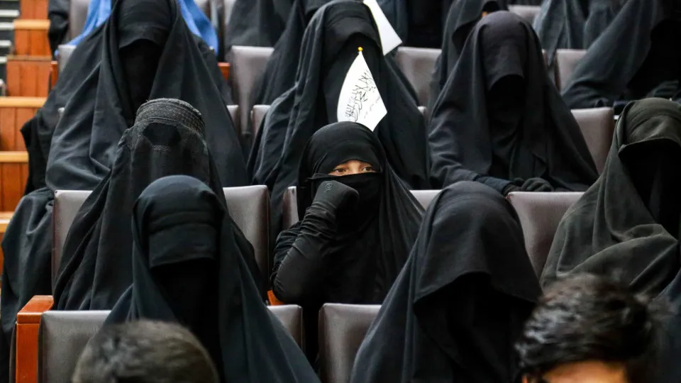 Talibãs permitem mulheres a estudar mas em universidades segregadas