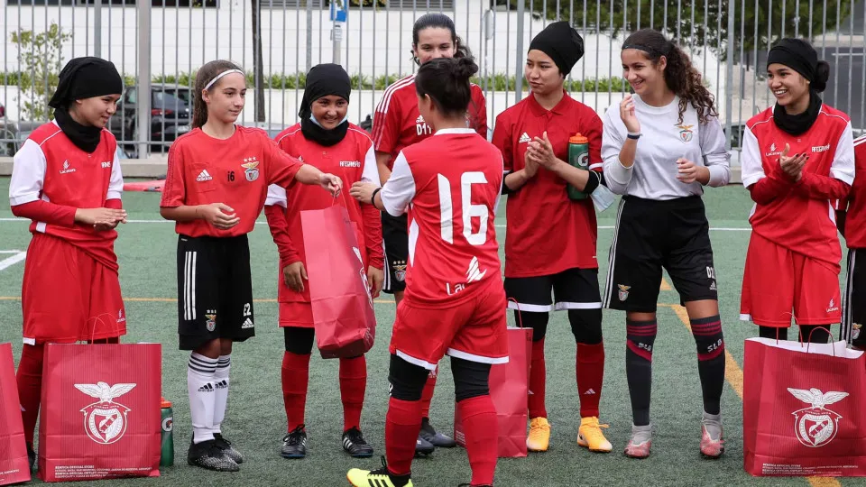 Jovens afegãs reencontram a alegria do futebol em Portugal