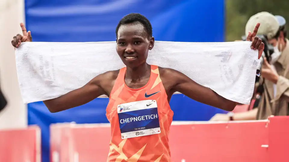 Queniana Ruth Chepngetich vence maratona de Boston com recorde mundial