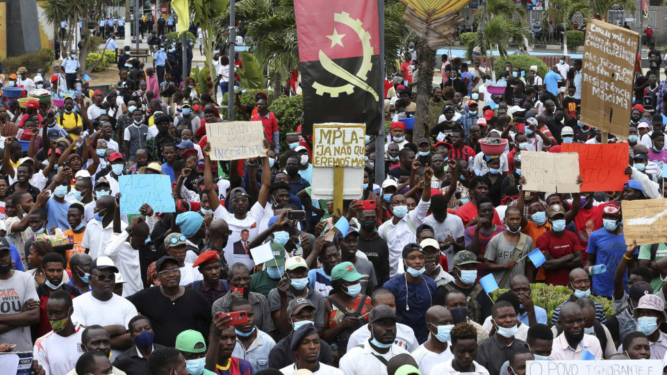 Milhares marcham em Luanda gritando: "Fora, MPLA"