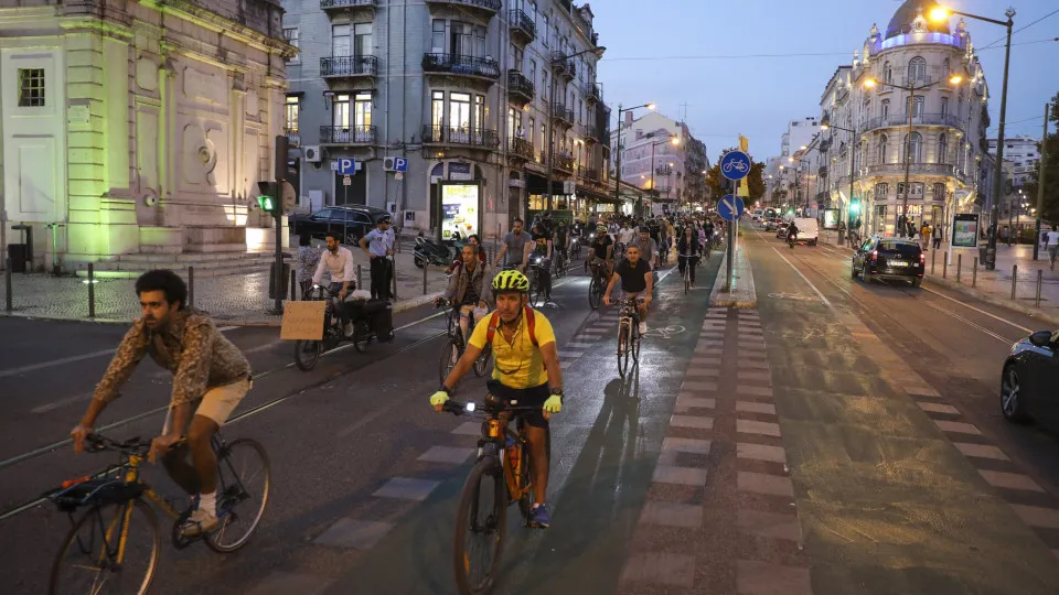 Manifestação em defesa da ciclovia da Almirante Reis