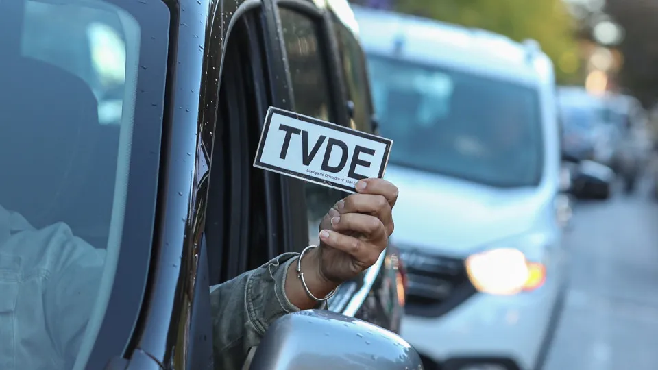 IL pede ao Governo divulgação de relatórios sobre serviço de TVDE e de táxis