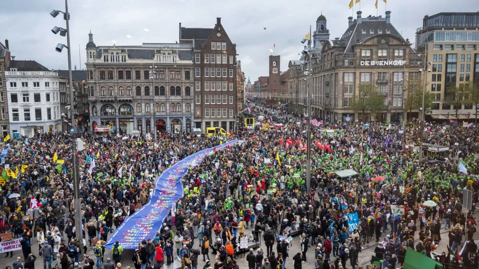 COP26. Manifestação enfrenta chuva em Glasgow para exigir ação climática