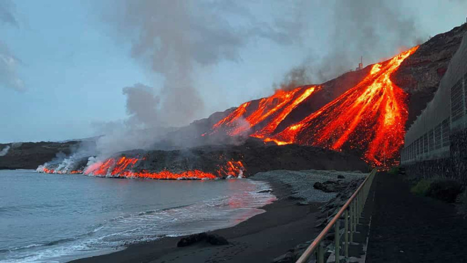 Novo rio de lava da erupção de La Palma chega ao Atlântico