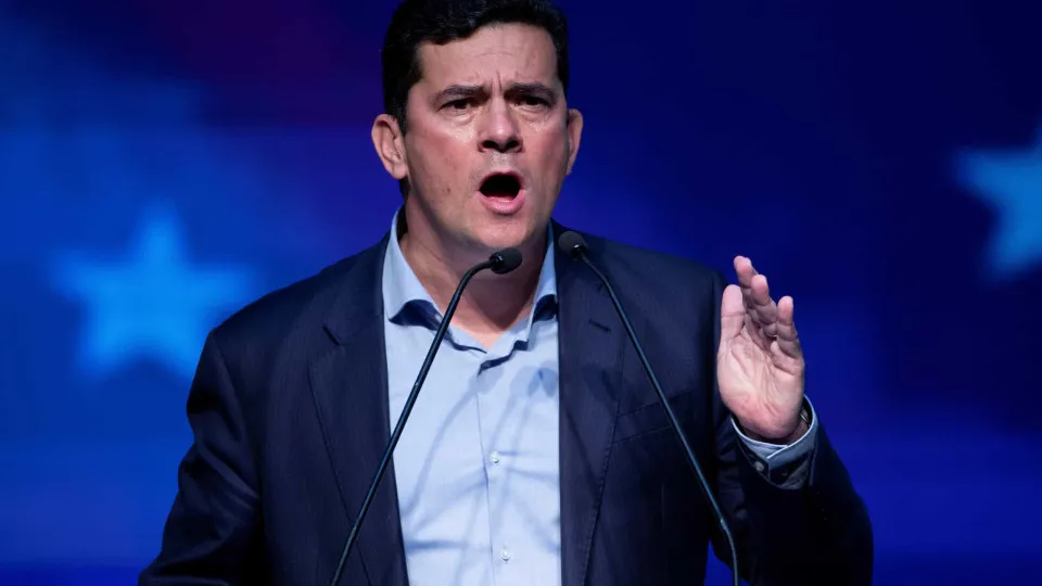Eleito para o Senado brasileiro, Moro anuncia apoio a Bolsonaro