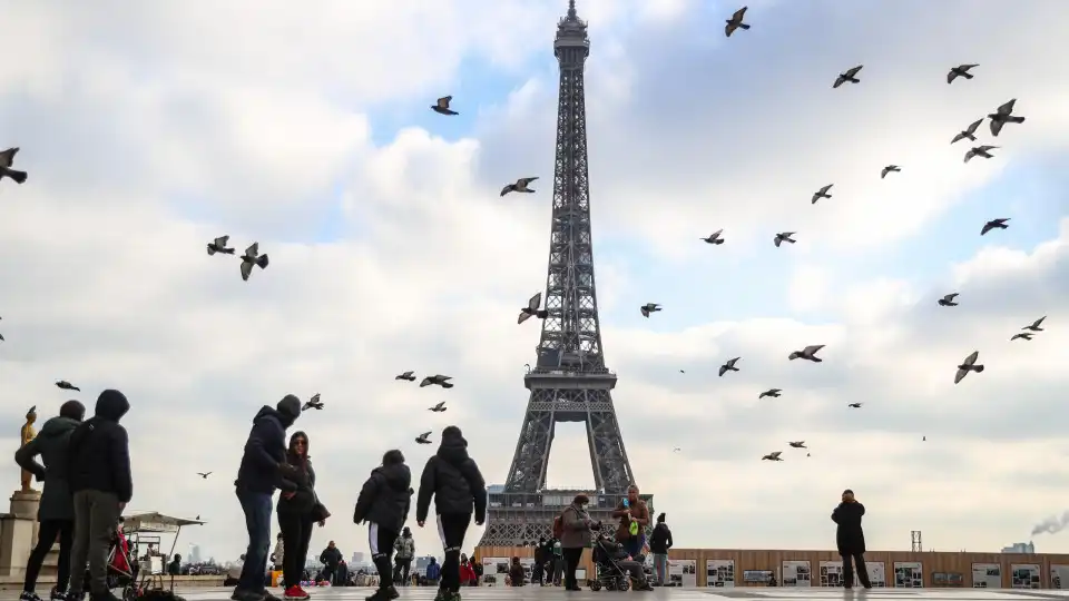 França tem finalmente governo que já é contestado