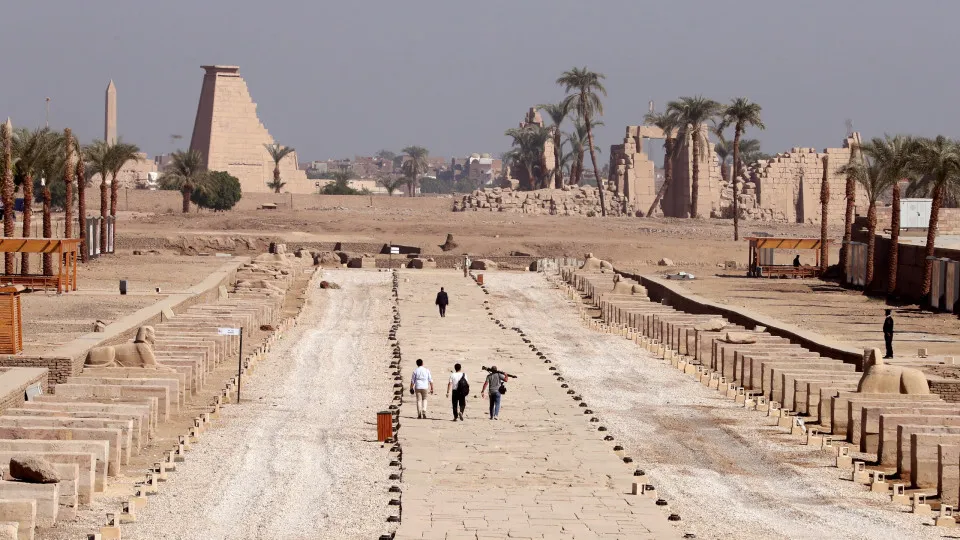 Cientistas 'reduzem' idade do templo egípcio de Karnak e recriam imediações