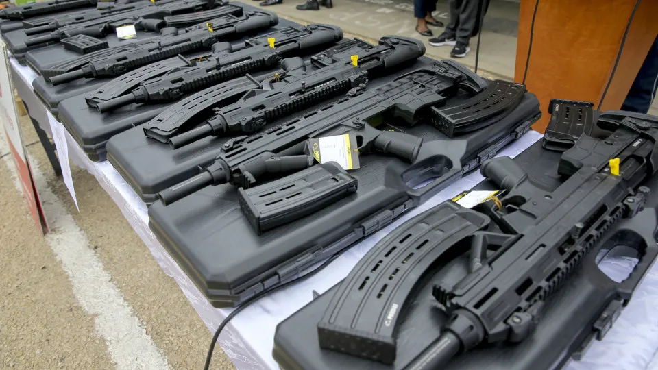 Segurança privada angolana controla 30 mil armas que começaram hoje a ser recolhidas