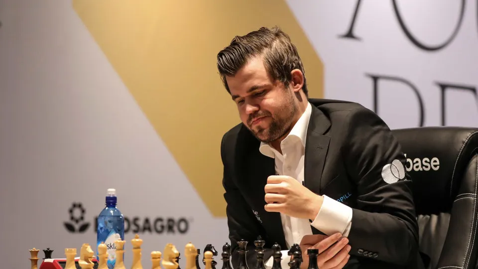 Magnus Carlsen revalida título mundial de xadrez ante Nepomniachtchi