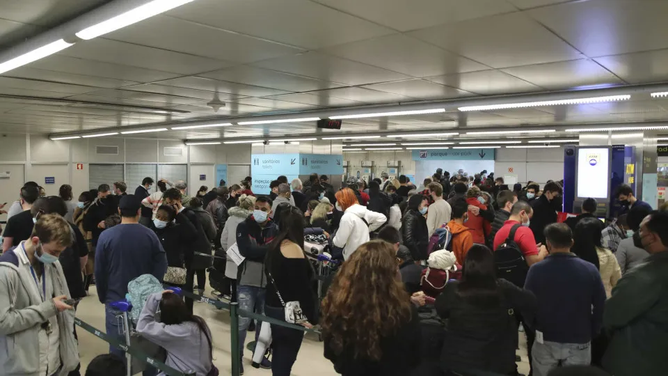 Plenário do SEF atrasa entrada de milhares de passageiros em Lisboa