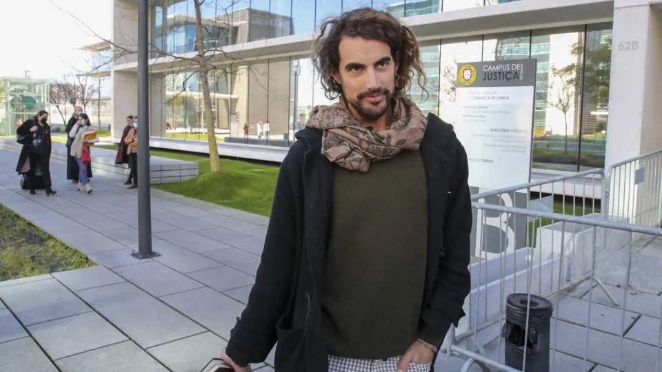 Ativista que interrompeu Costa manifesta em tribunal confrangimento