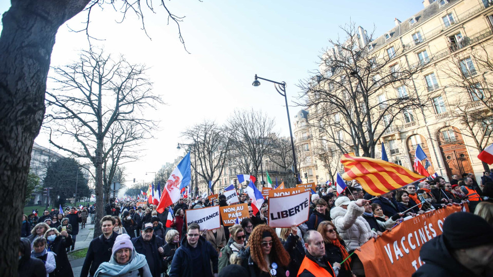 Protestos em França contra passe sanitário e vacinas com 54 mil pessoas