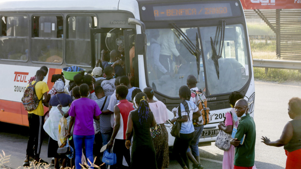 Angola compra 600 autocarros por 323,5 milhões de euros