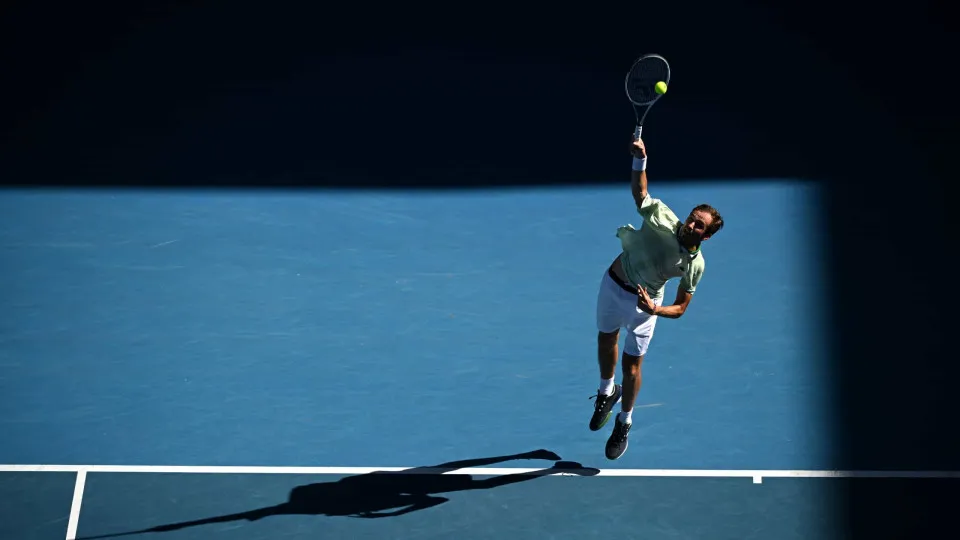 Medvedev nos 'quartos' do Open da Austrália após vencer Maxime Cressy