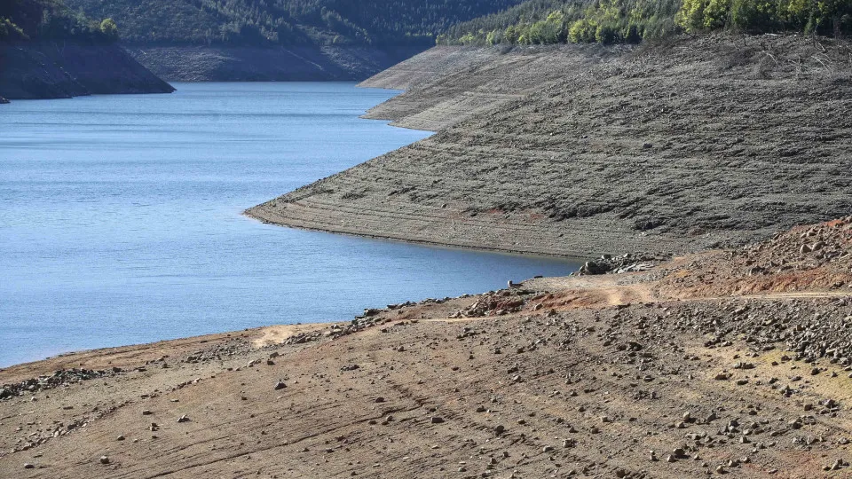 Drought in Zezere river has emerged the village of Vilar