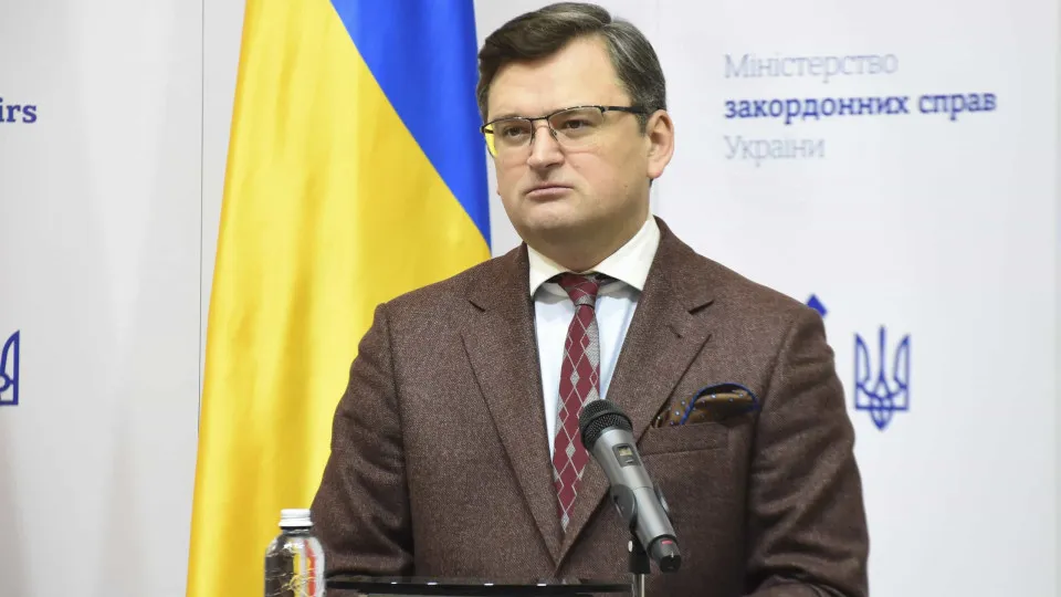 Kiev exige respostas a Moscovo, pede ajuda e lança manobras militares