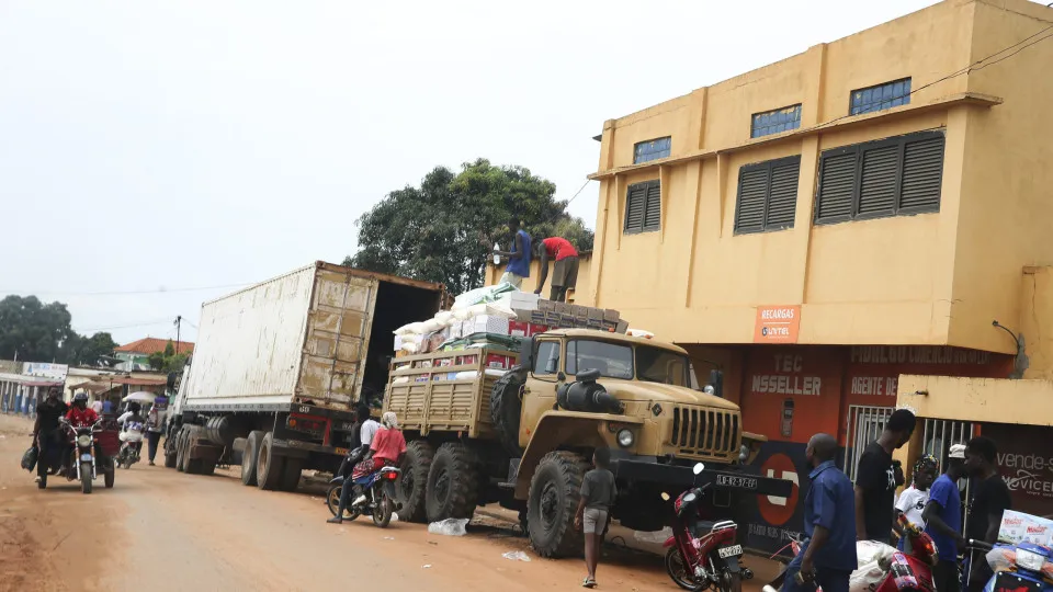 REPORTAGEM: Cafunfo/Angola: Com uma estrada onde nem camiões passam, empresários pedem soluções