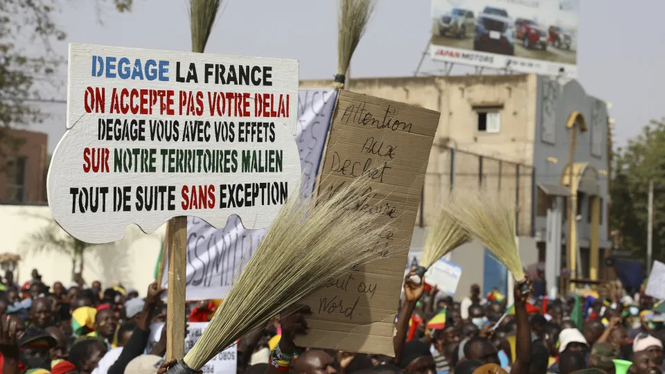 França suspende cooperação antiterrorista com Mali e expulsa 2 diplomatas