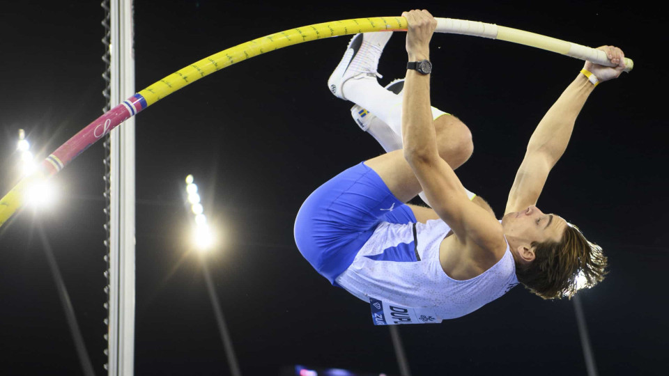 Duplantis inicia temporada ao ar livre com a melhor marca do ano