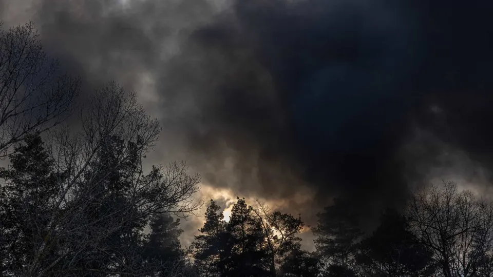 Ataques aéreos incendiaram um terminal de petróleo na região de Kyiv