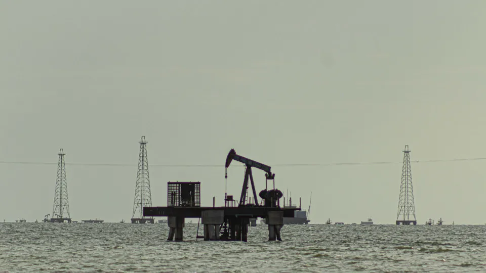 Oferta de petróleo ultrapassará de longe a procura pelo menos no 1.º semestre - AIE