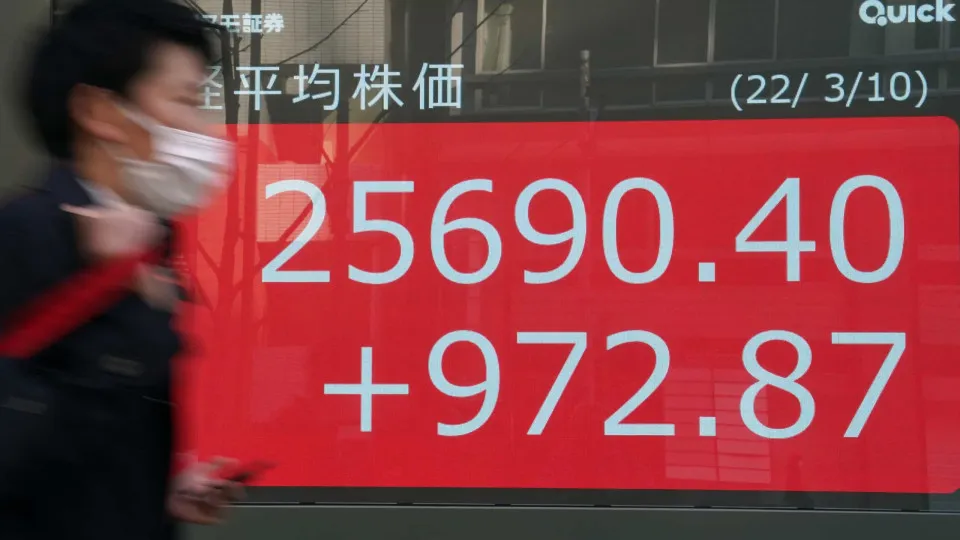 Bolsa de Tóquio abre a subir 1,75%