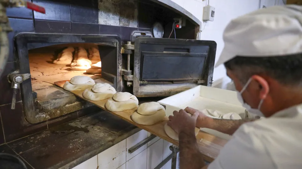 Preço do pão deve aumentar em 2025 com subida de custos e salário mínimo