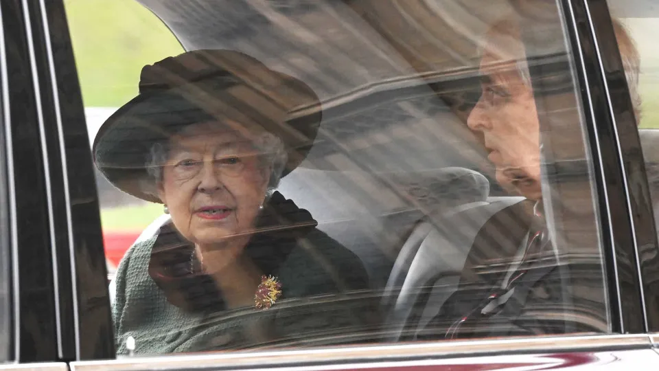 Rainha Isabel II aparece em público para assistir a competição equestre 
