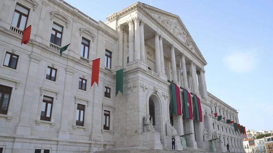 Diploma aprovado. Conservação de metadados só com autorização judicial
