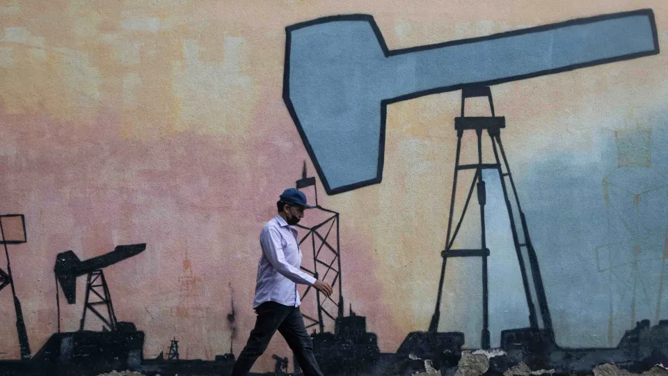 Venezuela. Petrolífera estatal suspendeu envio de petróleo para a Europa