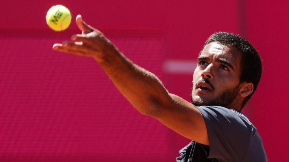 Francisco Cabral segue em frente na estreia em Roland Garros