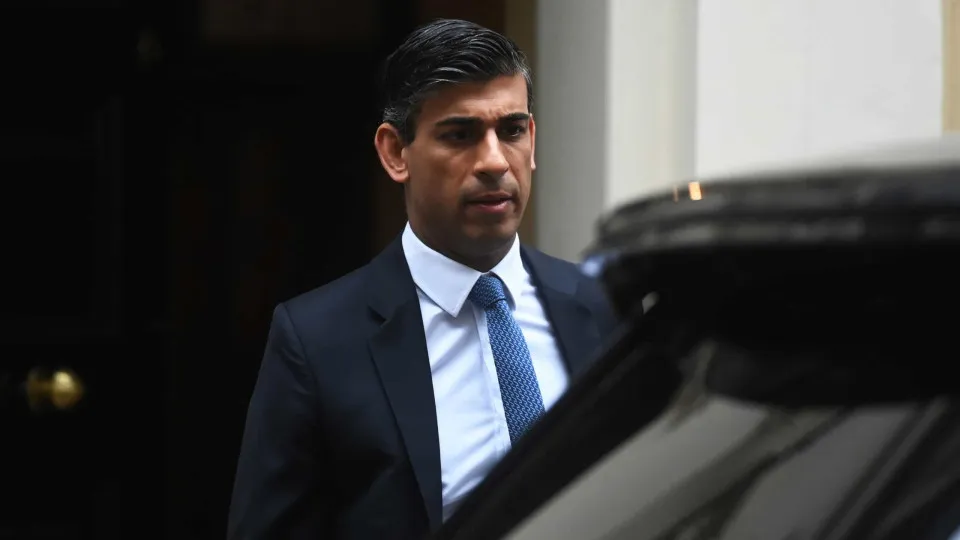 Governo britânico introduz imposto extraordinário sobre setor petrolífero