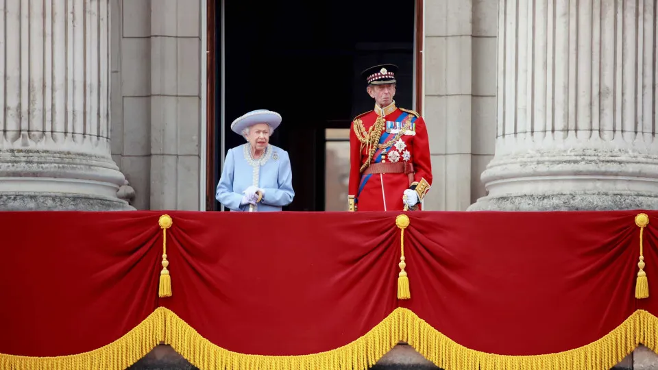 Isabel II expressa "profunda tristeza" pela morte de Shinzo Abe