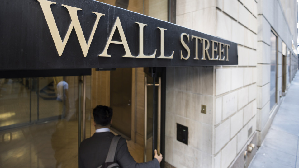 Wall Street fecha em alta clara. Investidores menos ansiosos com bancos