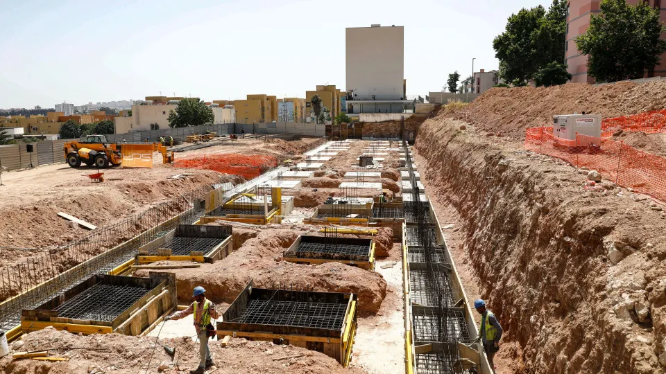 Colocação da primeira pedra de construção de fogos no Bairro Padre Cruz