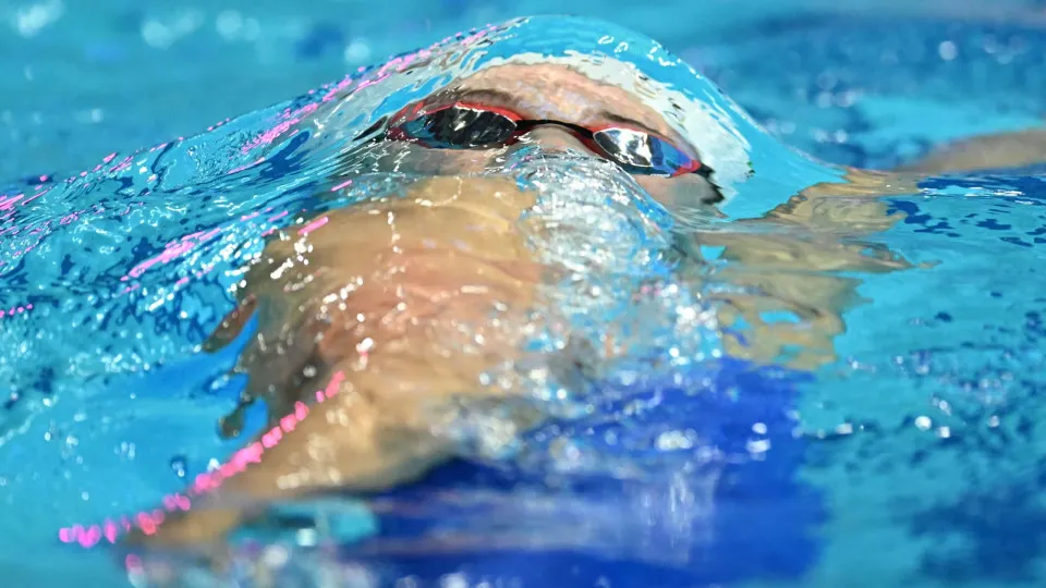 Rafaela Azevedo conquista bronze nos 50 metros costas