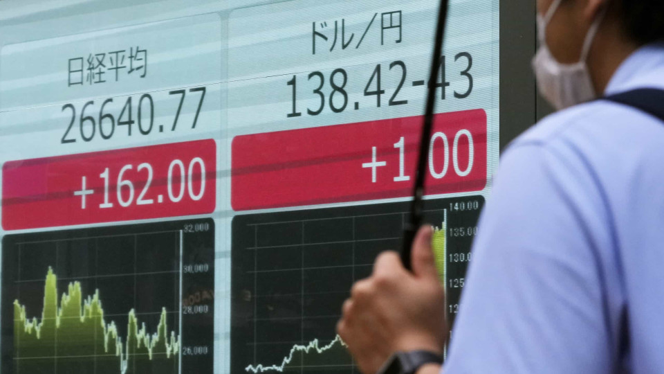 Bolsa de Tóquio fecha a ganhar 2,67%