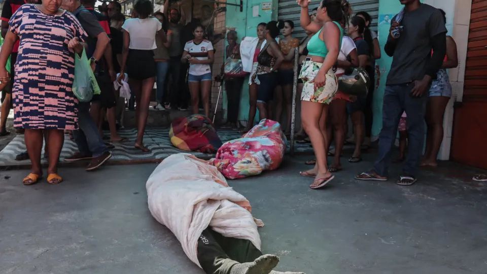 Police operation against criminal gangs leaves at least four dead in Rio