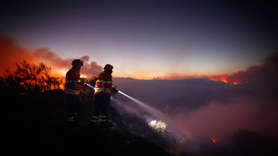 Mais de 230 operacionais combatem fogo na Covilhã