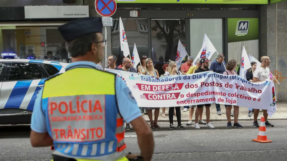 Minipreço. Cerca de 30 pessoas concentram-se contra despedimentos