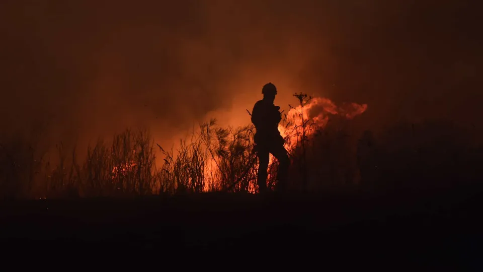 Mais de mil operacionais combatem fogo na serra da Estrela