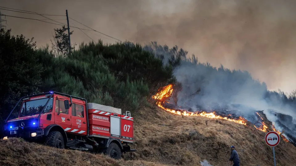 Incêndio em Vila Real com uma frente que preocupa, meios aéreos acionados