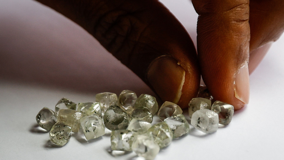 Angola arrecadou 21,7 milhões de dólares com leilão de diamantes
