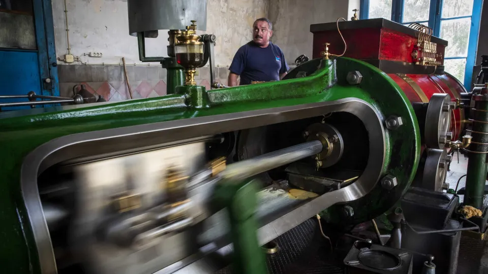 Esta máquina a vapor centenária ainda funciona como se fosse a 1.ª vez