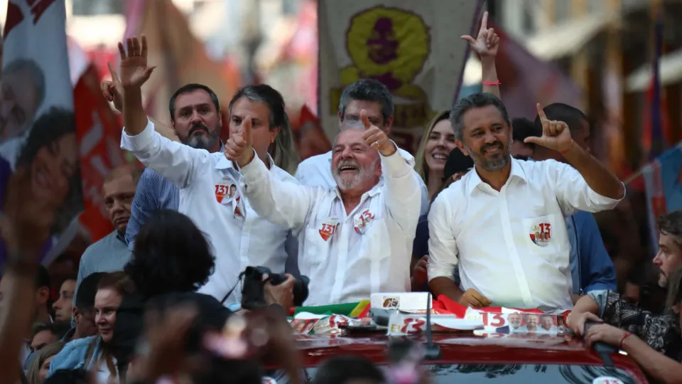 Lula da Silva encerra campanha em caminhada com clima de festa